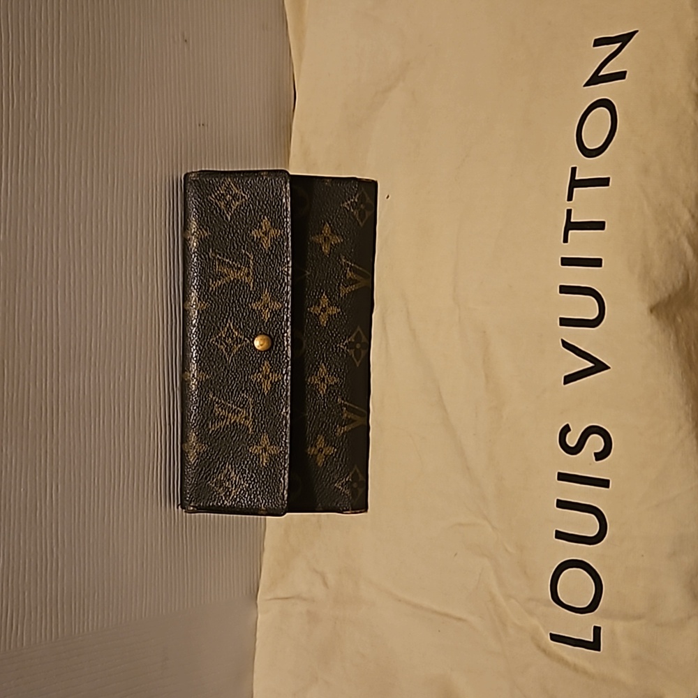 LV INTERNATIONAL WALLET